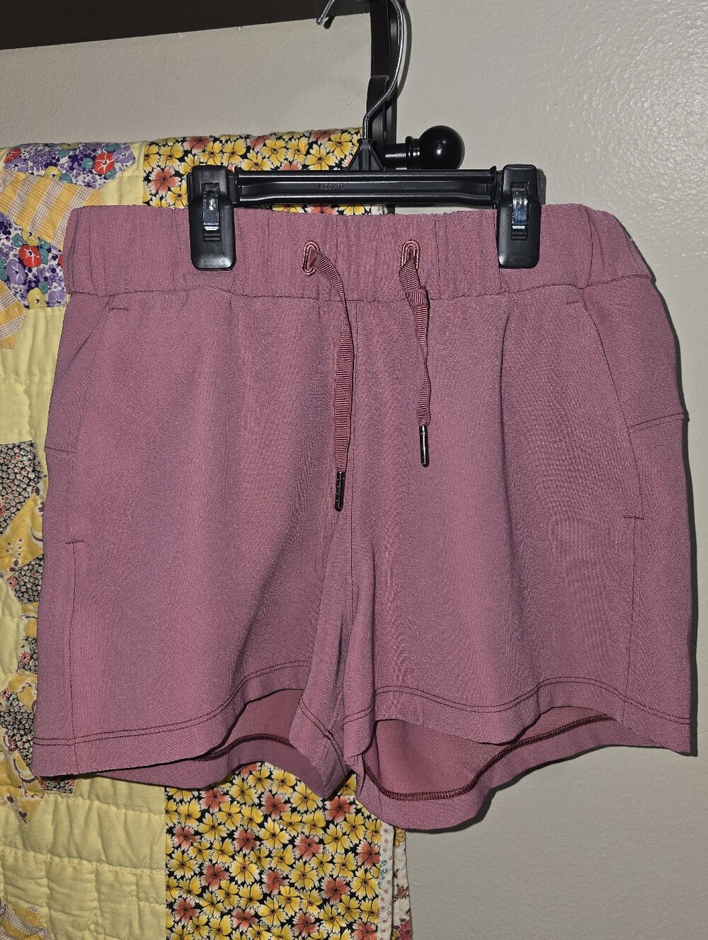 LULULEMON On The Fly Shorts Sz 4
